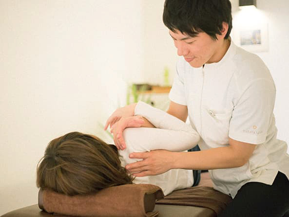 MAKANA整体サロングループの肩こりの施術